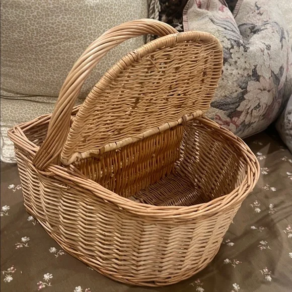 Picnic basket w/divided storage - Picture 4 of 7